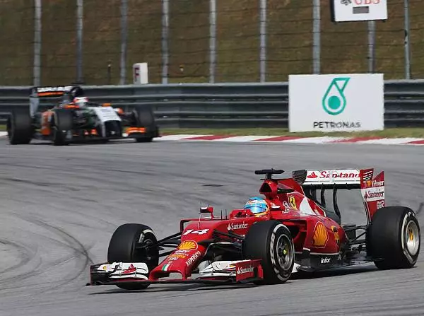 Foto zur News: Am Ende mit Vorteil: Alonso gewinnt Duell mit Hülkenberg