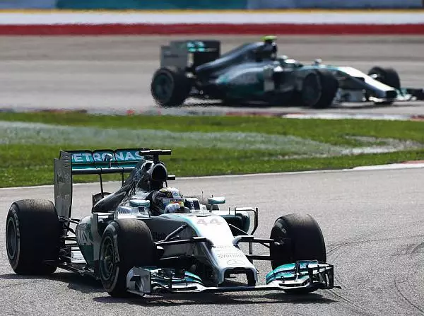 Lewis Hamilton, Nico Rosberg Foto zur News: Mercedes jubelt und bangt: Triumph als "Weckruf"