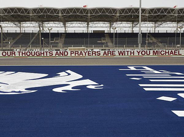 Foto zur News: Bahrain ehrt Schumacher mit großem Banner