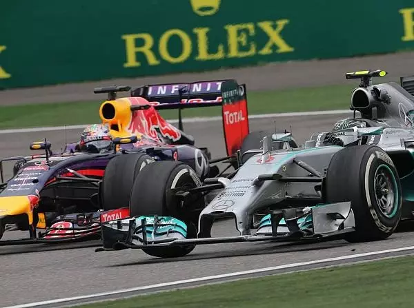 Nico Rosberg, Sebastian Vettel Foto zur News: FRIC: Wie die Teams eine Klarstellung erwirken könnten