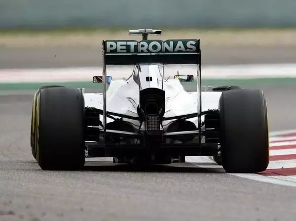 Lewis Hamilton Foto zur News: Mercedes: Megafon-Auspuff erst beim Barcelona-Test