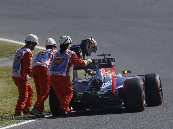 Foto zur News: "Suzie" zickt: Vettel rollt aus und greift zum Feuerlöscher