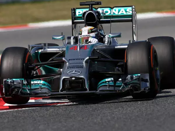 Lewis Hamilton Foto zur News: Uneingeholt: Mercedes reserviert Spitze wieder für sich