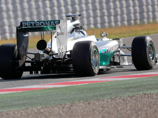 Foto zur News: Vormittag in Barcelona: Mercedes-Auspuff spaltet die Formel 1