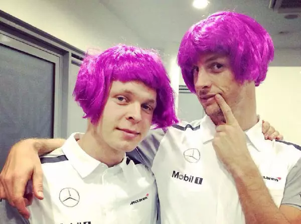 Jenson Button, Kevin Magnussen Foto zur News: Neuer Look: Button und Magnussen unterstützen Krebshilfe