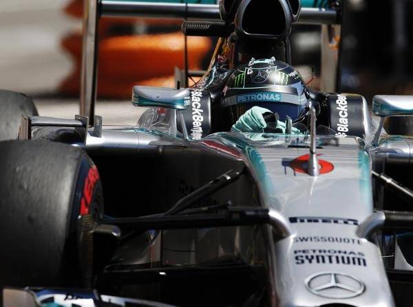 Foto zur News: Wolff erklärt Rosbergs ungewöhnliche Lenkbewegungen