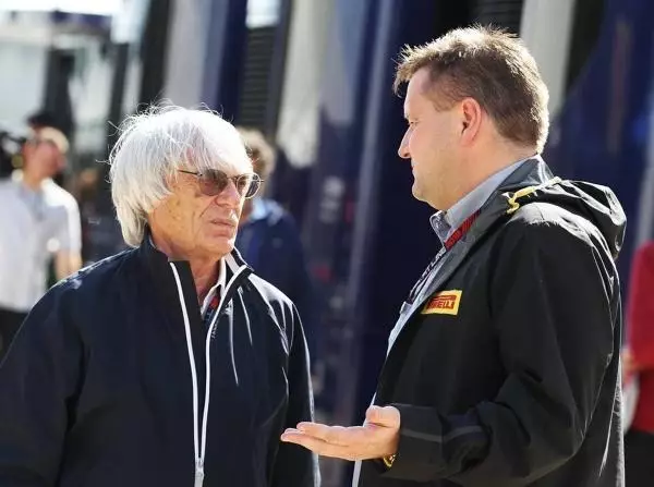 Bernie Ecclestone, Paul Hembery Foto zur News: Hembery kritisiert Social-Media-Dilemma der Formel 1