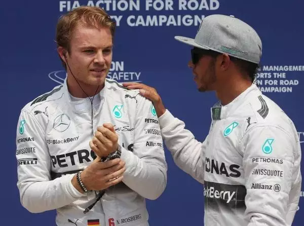 Nico Rosberg, Lewis Hamilton Foto zur News: Coulthard glaubt: Ungarn war Nackenschlag für Rosberg