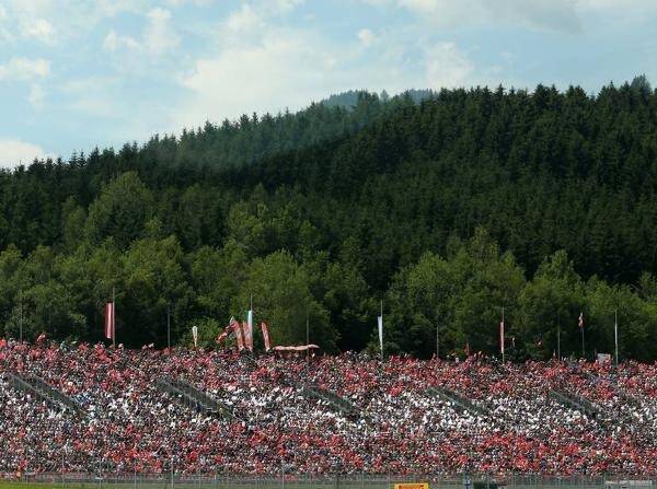 Foto zur News: Perfekter Österreich-Grand-Prix: Lauda zieht das "Kapperl"