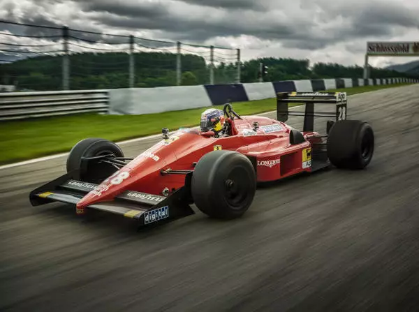 Foto zur News: Vettel fiebert erster Ausfahrt im Ferrari entgegen