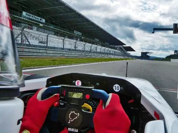 Formeltraining auf dem Nürburgring Foto zur News: Mythos hautnah erleben - Fahrerlebnisse auf dem Nürburgring