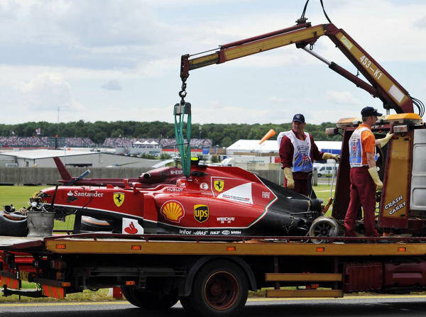 Foto zur News: Wilder Silverstone-Crash: Räikkönen humpelt davon