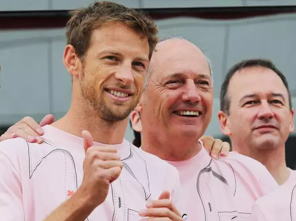 Jenson Button, Ron Dennis, Kevin Magnussen Foto zur News: Podium ganz knapp verpasst: Button undankbarer Vierter
