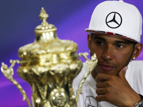 Foto zur News: Rätselraten in Silverstone: Hamilton und der Pokal