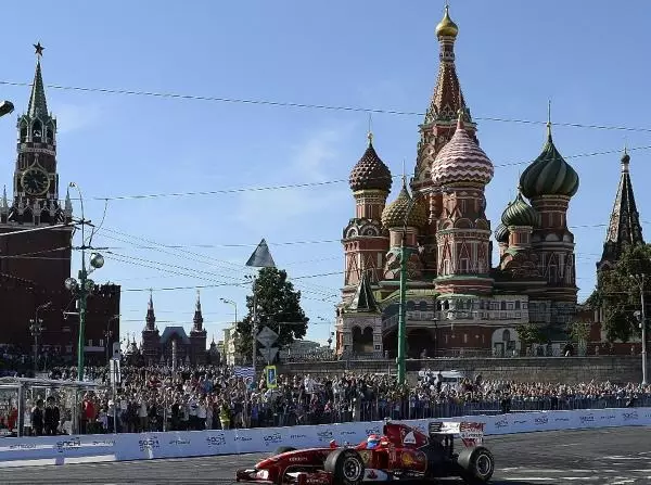 Foto zur News: Ferrari feiert mit 100.000 Fans in Moskau