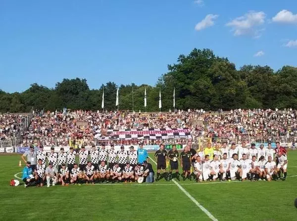 Kick für Kinder Foto zur News: Vettel-Elf siegt bei Benefizspiel in Hanau