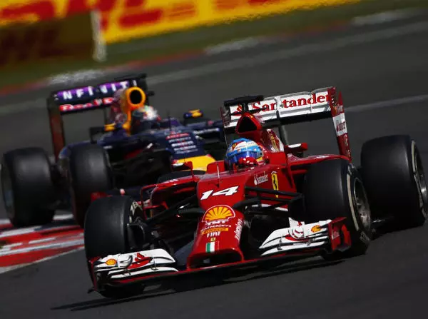 Fernando Alonso, Sebastian Vettel Foto zur News: Alonso wittert "erste Chance, Red Bull näherzukommen"