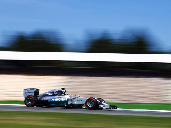 Foto zur News: Weiter an der Spitze: Mercedes bleibt cool