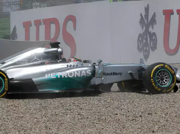 Foto zur News: Hamilton nach schwerem Unfall unverletzt