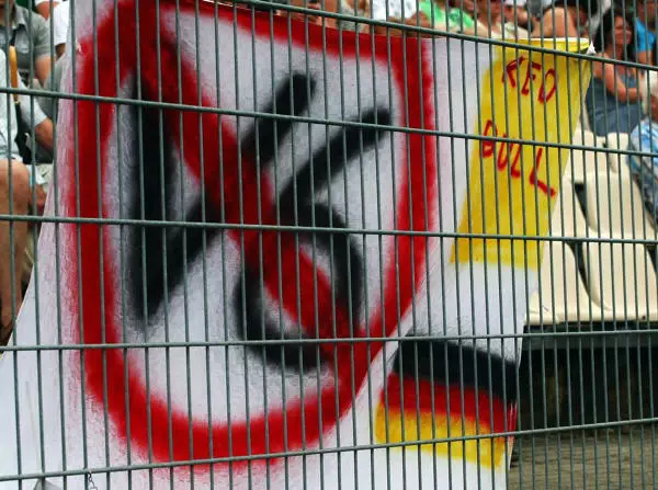 Fans protestieren gegen den V6-Turbo Foto zur News: Stellt die Formel 1 heute die Weichen für Monstermotoren?