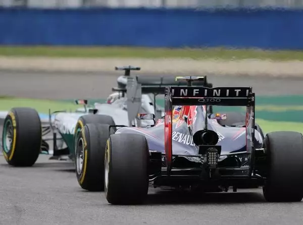 Lewis Hamilton, Daniel Ricciardo Foto zur News: Warum sich Red Bull nicht voll auf 2015 konzentriert
