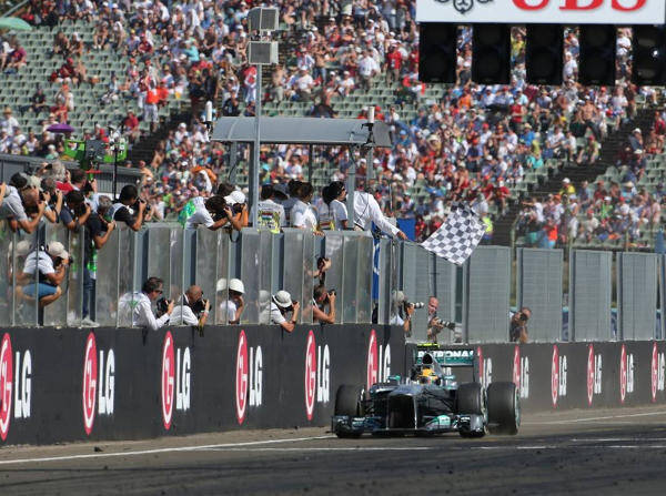 Foto zur News: Mercedes: Holt Hamilton den fünften Ungarn-Sieg?