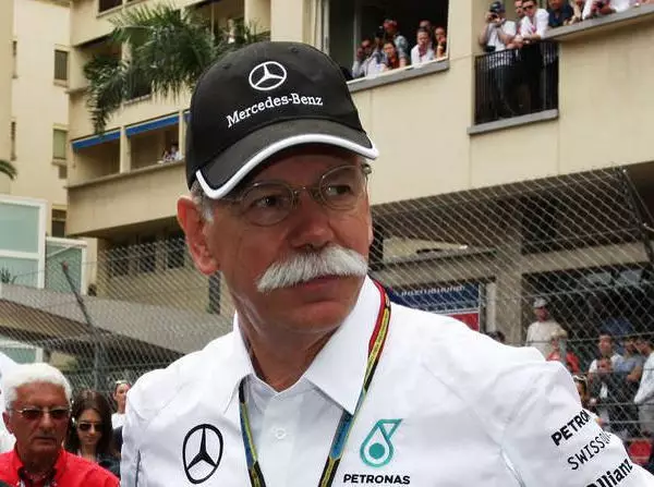 Foto zur News: Konzernchef Zetsche drückt beiden Piloten die Daumen