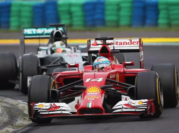 Fernando Alonso, Lewis Hamilton Foto zur News: Alonso dachte über weiteren Boxenstopp nach