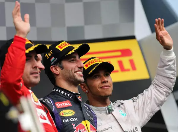 Fernando Alonso, Daniel Ricciardo, Lewis Hamilton Foto zur News: Ricciardos Super-Manöver: "Der einzige Weg, um zu gewinnen"