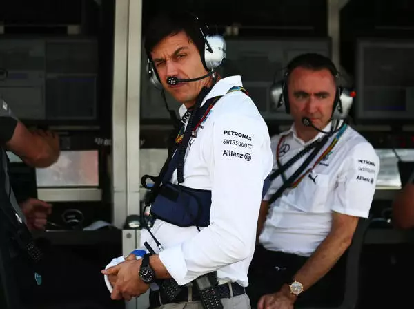 Toto Wolff Foto zur News: Toto Wolffs nächster Sportunfall: Schwere Knieverletzung