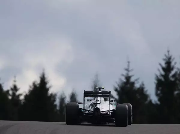 Foto zur News: Rosbergs spaßige Achterbahnfahrt: Eau Rouge am Limit