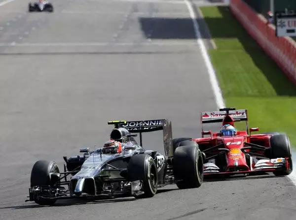 Kevin Magnussen, Fernando Alonso Foto zur News: Zu hart gegen Alonso: Magnussen verliert Platz sechs