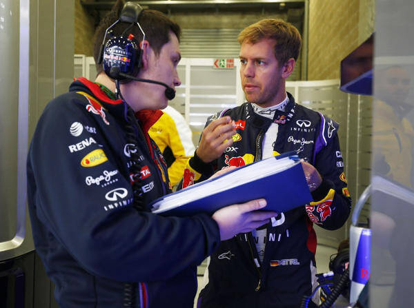 Foto zur News: Vettel: "Da helfen nur Disziplin und Ärmel hochkrempeln"
