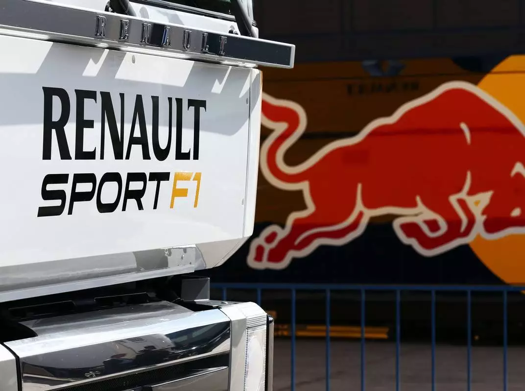 Red Bull, Renault, Logo Foto zur News: "50-Cent-Bauteil" narrt Renault-Teams beim Jerez-Test