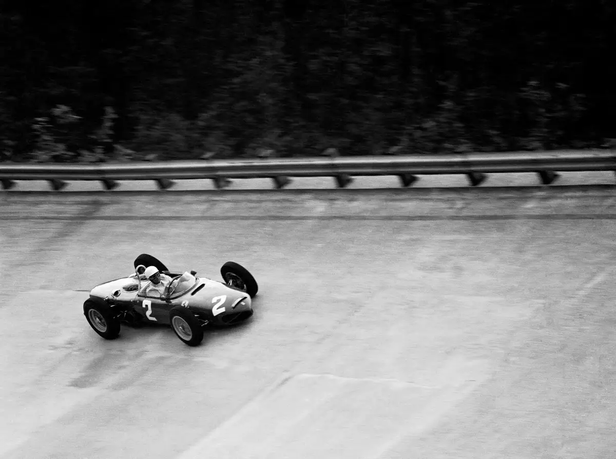 Phil Hill in der Steilkurve, Monza 1961 Foto zur News: Monza-Steilkurven: Könnte die Formel 1 darauf fahren?