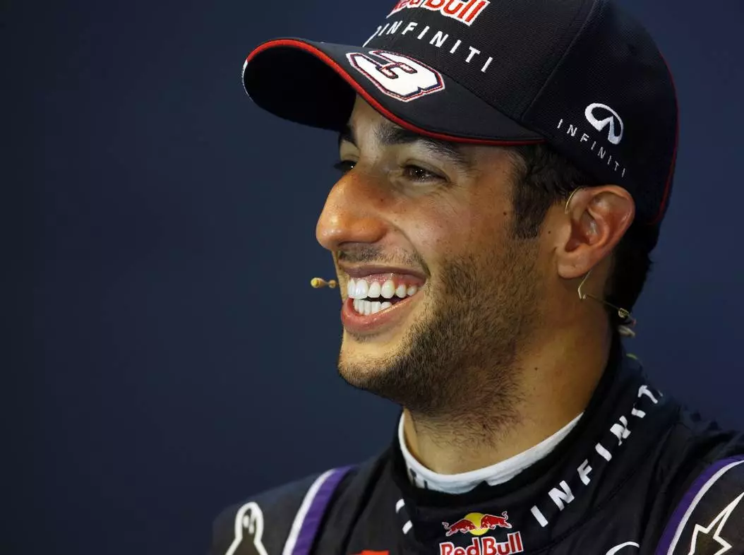 Foto zur News: Ricciardo mit Bandini-Trophäe ausgezeichnet