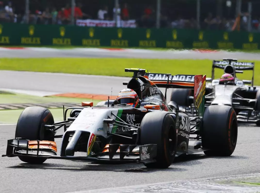 Sergio Perez, Jenson Button Foto zur News: Perez: "Singapur sollte unserem Auto liegen"
