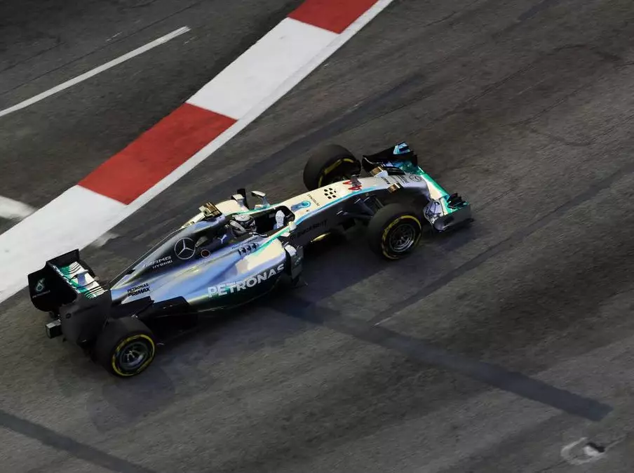 Lewis Hamilton Foto zur News: Hamilton: Mercedes kann noch mehr