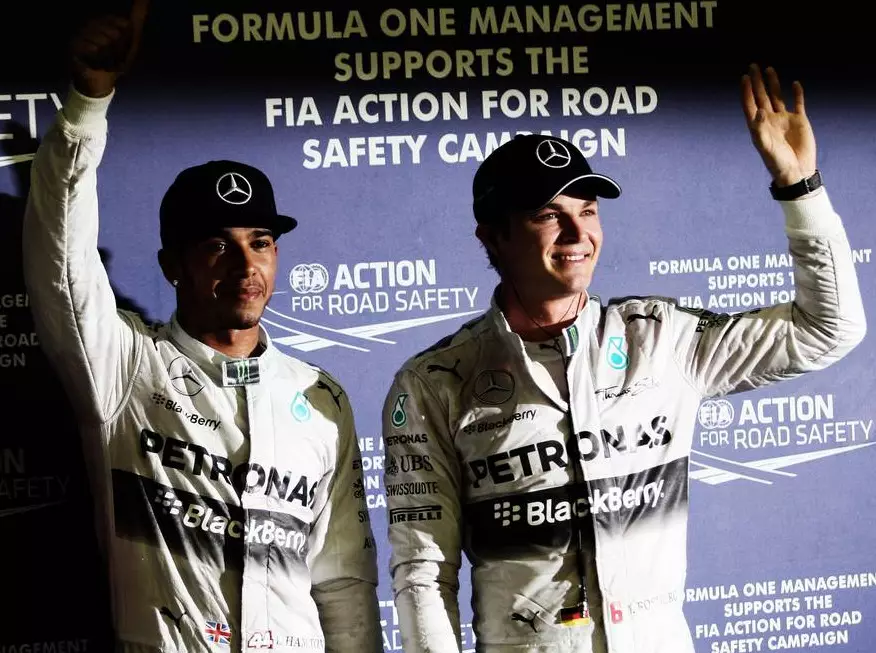 Lewis Hamilton, Nico Rosberg Foto zur News: Hamilton: Was meint er mit "Dingen im Hintergrund"?