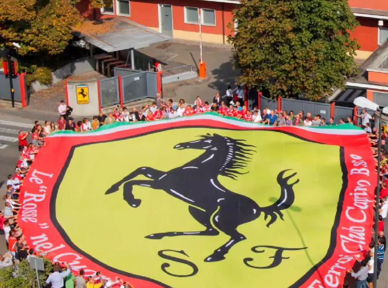 Tifosi in Maranello Foto zur News: Maranello: Ferrari-Fanklub verabschiedet Montezemolo
