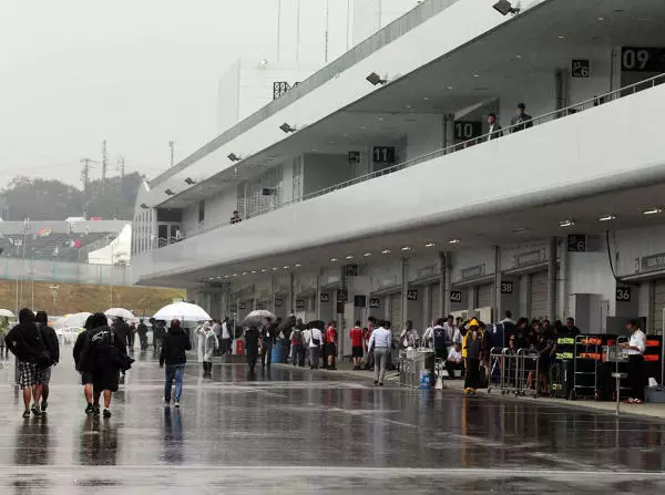 Verregneter Formel-1-Paddock am Rennsonntag in Suzuka 2014 Foto zur News: Rätselraten in Suzuka: Wann kommt der Regen?