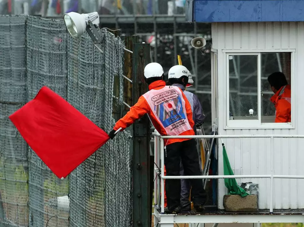 Streckenposten zeigen in Suzuka die rote Flagge Foto zur News: Gastkolumne: Sicher ist sicher?