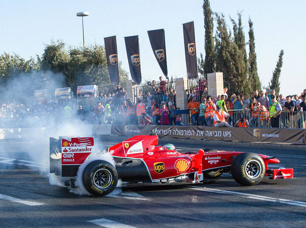 Foto zur News: Jerusalem: Fisichella begeistert im Formel-1-Auto