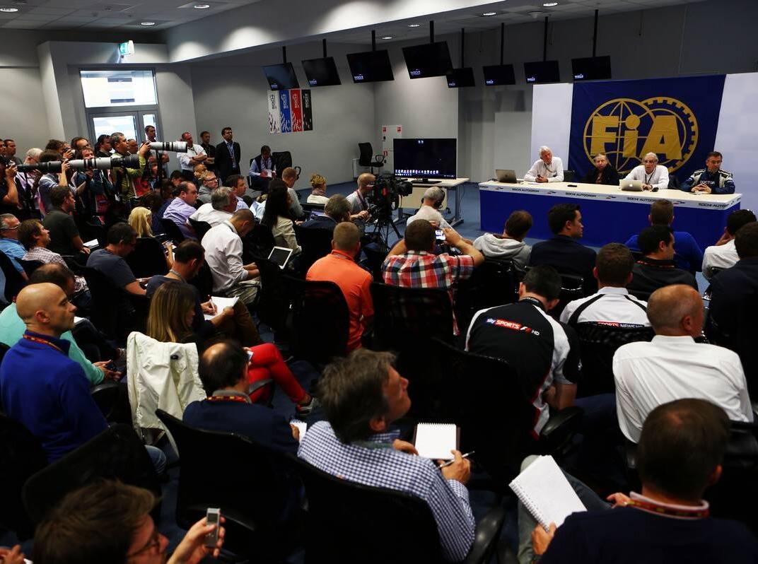 Foto zur News: Bei Pressekonferenz: FIA zeigt Unfallvideo