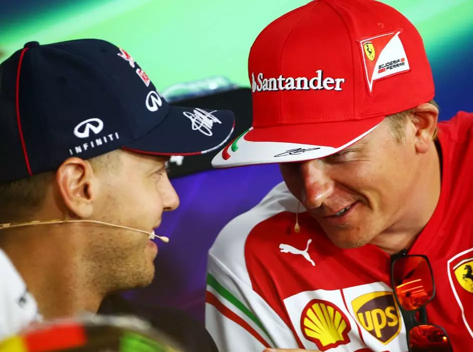 Sebastian Vettel, Kimi Räikkönen Foto zur News: Vettel: "Räikkönen ist der unkomplizierteste Fahrer im Feld"