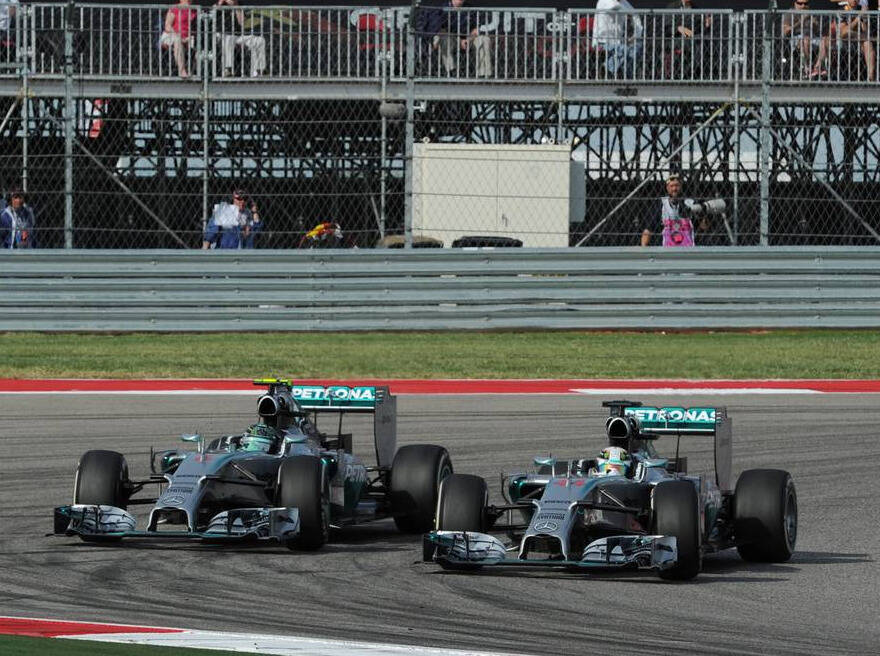 Foto zur News: Hamilton vs. Rosberg: Welcher Fahrstil bringt Abu-Dhabi-Sieg?