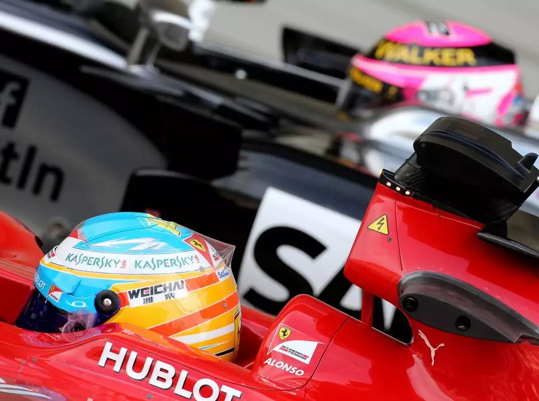 Fernando Alonso, Jenson Button Foto zur News: McLaren und Alonso: Bis Saisonende soll alles klar sein
