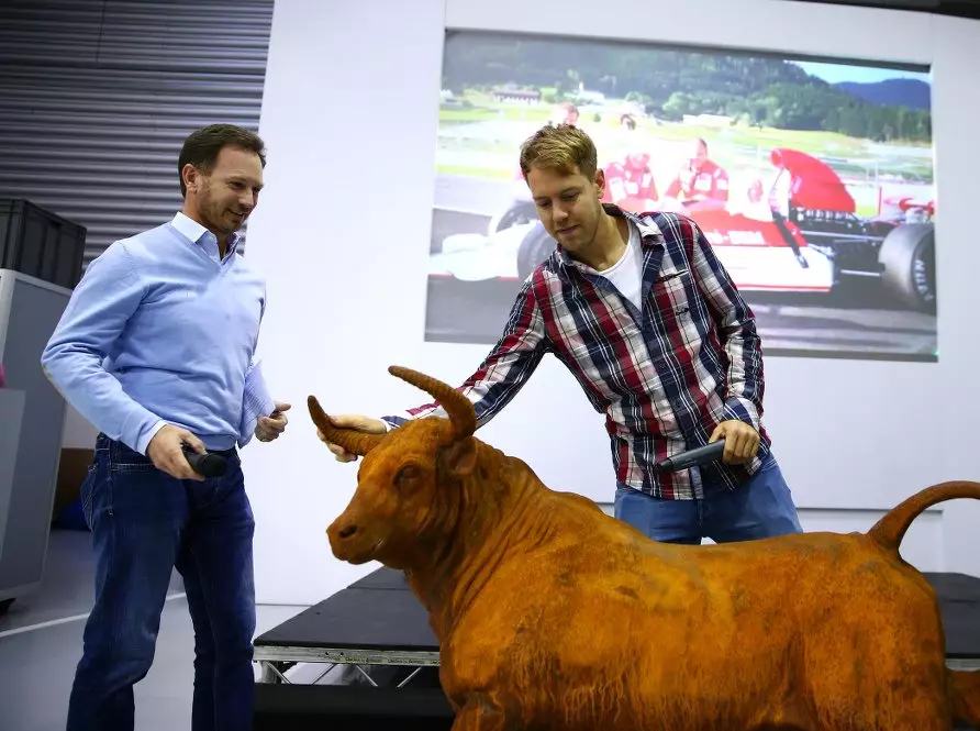 Christian Horner, Sebastian Vettel Foto zur News: Vettel: Weltmeister-Red-Bull gibt's erst nach Ferrari