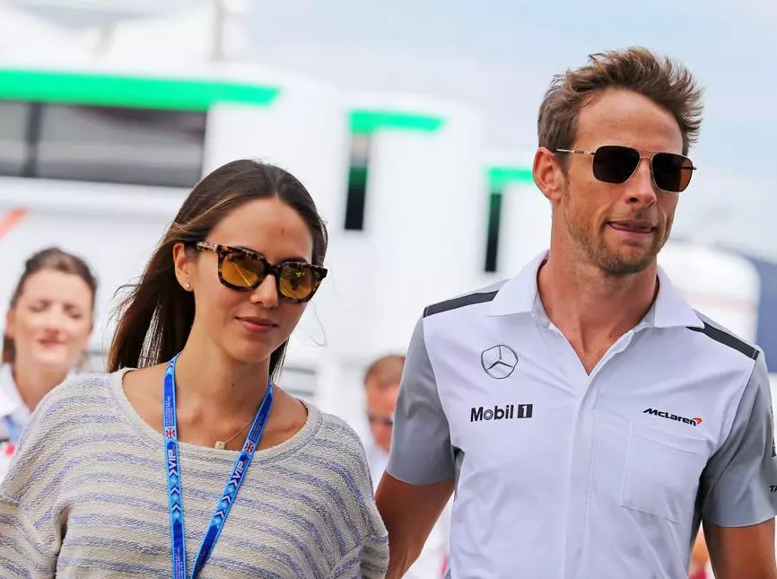 Foto zur News: Hochzeit auf Hawaii: Jenson Button heiratet Jessica Michibata