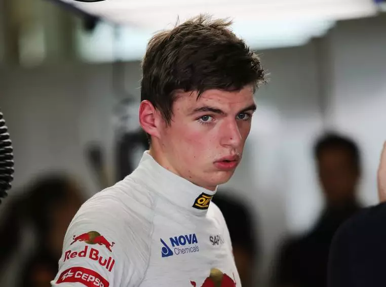 Foto zur News: Max Verstappen besteht theoretische Führerscheinprüfung